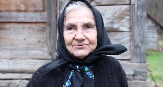 Bunica Lucreţia, o bătrână de 84 de ani lăsată la mila sorţii, ajutată de un grup de motociclişti, la Hunedoara