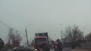 Trei tineri, la un pas de a fi spulberați pe trecere de un TIR, în Neamț (Video)