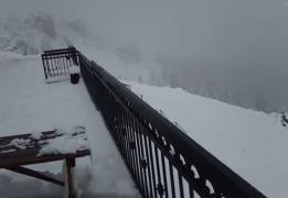 Iarna îşi intră în drepturi. La Bâlea Lac, stratul de zăpadă este de câţiva centimetri (Video)