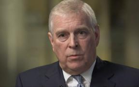 Prinţul Andrew, unul dintre fiii Reginei Elisabeta, renunţă la toate atribuţiile regale