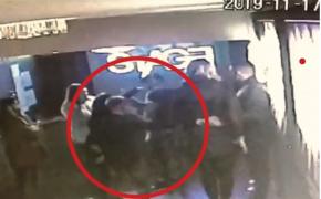 Poliţista care s-a bătut cu un recidivist, într-un local, cercetată de superiori (Video)