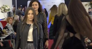 Prezentare de modă în mall. Loredana Chelba le învaţă pe tinere cum să îşi combine corect ţinutele