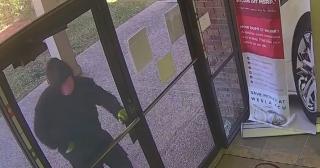 Un hoț american s-a împiedicat de trei ori, după un jaf armat