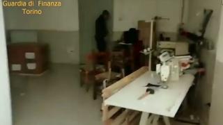 Români, sclavi la o fabrică ilegală în Italia. Trăiau cu 150 de Euro pe lună (Video)