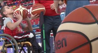 Lecție de voință din scaunul cu rotile. Aproape 120 de copii cu nevoi speciale au jucat baschet, în Oradea