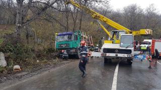 Femeie din Dombovița în stare gravă, după ce un camion cu lemne s-a răsturnat peste ea