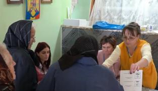 S-a votat în baruri, biserici sau chiar în vestiare de stadion, după posibilități