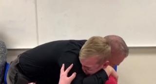 Moment emoţionant pentru un copil de 12 ani care distigne pentru prima dată culorile