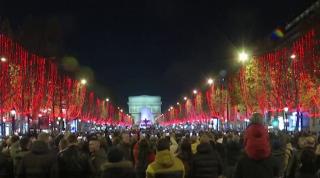 Imagini spectaculoase de la Paris, unde s-a dat startul sărbătorilor de iarnă