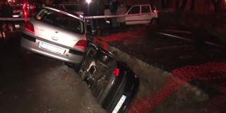 Doi şoferi au căzut cu maşinile într-o groapă uriaşă săpată de angajaţii RADET, în Drumul Taberei