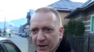 Profesorul condamnat pentru abuz şi reprimit la catedră, apărat de jandarmi de părinţii revoltaţi