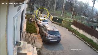 Imagini cu bătrânul care a murit într-un parc din Gherla. Oamenii au făcut ce au putut, dar ambulanţa a venit după o oră (Video)