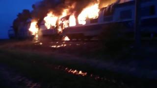 Imagini tulburătoare cu trenul plin de pasageri care a ars ca o torţă în Teleorman (Video)