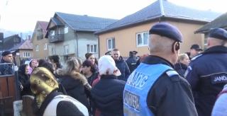 A patra zi de proteste la şcoala din Şanţ, unde profesorul condamnat insistă să intre la ore