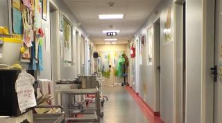 Oameni cu inima frântă, după ce fetiţa pe care au crescut-o a fost luată de DGASPC şi dată spre adopţie