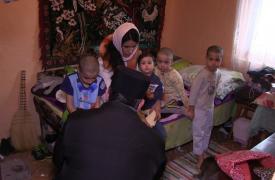 O mamă şi cei şase copii ai ei au rămas fără casă, după ce soţul a murit subit