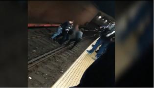 Un bărbat s-a pus pe şine şi a ameninţat că se sinucide la staţia de metrou Piaţa Unirii (Video)