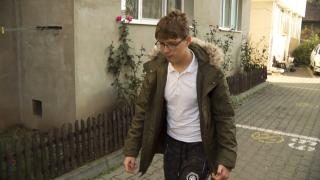 Mihai, băiatul căruia medicii nu i-au dat șanse să meargă, reușește să învingă obstacolele