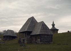 Un artist plastic şi-a amenajat propriul sat cu locuinţe vechi de sute de ani