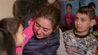 Jenica, o mamă cu trei copii şi viaţă de film: "Mami ne-a promis că nu o să mai plece în ţări străine" (Video)