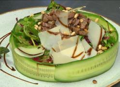 Salată cu mușchi de vită, gata în 15 minute. Cum poți prepara o cină sănătoasă