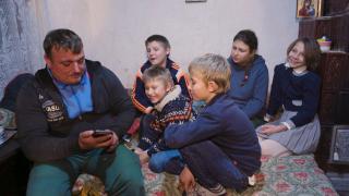 Rămas fără un picior, un tată din Călărași face zilnic naveta, să-și crească cei 6 copii