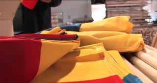 Fabricile de steaguri lucrează intens pentru Ziua României
