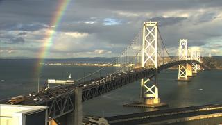 Curcubeu spectaculos la Podul Golden Gate din San Francisco