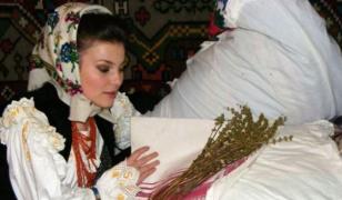 Tradiţii la români în noaptea de Sfântul Andrei. Povestea strigoilor şi a fetelor nemăritate