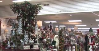 Brazii suspendaţi de tavan, cu vârful în jos, noua modă de Crăciun