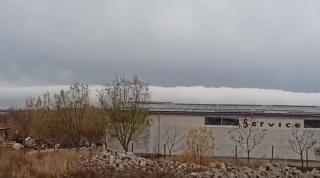 Fenomen spectaculos pe cerul Capitalei. Bucureştenii au surprins un nor uriaş, ca un val de mare