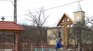 Un preot din Satu Mare construiește de unul singur un monument dedicat eroilor neamului