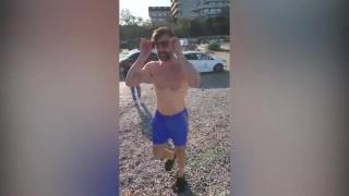 De 1 Decembrie, un curajos a făcut baie în mare la Constanţa (Video)