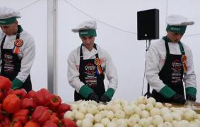 Militarii se pregătesc de defilare, iar românii de fasolea cu ciolan. Zeci de bucătari au muncit toată noaptea