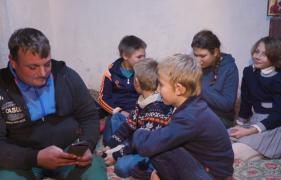 Campania Ajut eu! De Crăciun, şase copii îşi doresc îşi doresc sănătate pentru tatăl lor