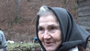 Bunica Lucreţia, singura locuitoare a unui cătun din Hunedoara, ajutor în prag de iarnă de la motociclişti