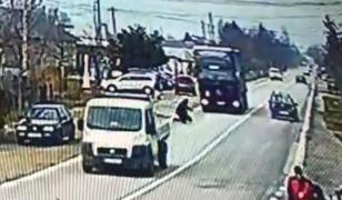 Poştaşul din Călineşti s-a aruncat în faţa unui TIR, însă şoferul i-a salvat viaţa în ultima secundă