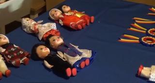 O femeie din Vâlcea confecţionează costume tradiţionale pentru păpuşi