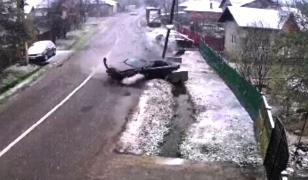 Tânăr teribilist, accident cu trei maşini, filmat de o cameră de supraveghere, în Dâmboviţa