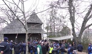 Preotul din Botoşani evacuat cu jandarmii şi bodyguarzii nu vrea să renunţe la sutană (Video)