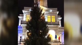Autorităţile din Arad au distrus mozaicul din faţa primăriei ca să monteze bradul de Crăciun