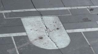 Mozaicul de patrimoniu din Arad, distrus după montarea bradului de Crăciun