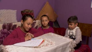 Frățiorii premianți din Bacău care stau cu părinții într-o cămăruță și care n-au fost în vacanță