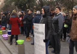 Protest cu ligheane la Primăria Bucureşti! Bucureștenii așteaptă "cu emoție" apa caldă și căldura