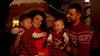 Ședințe foto în familie pentru un album de Crăciun, noua modă de sărbători