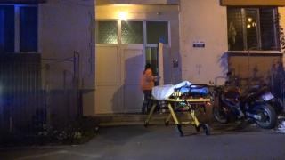 Primele imagini de la tragedia din Bistrița. Un copil de 3 ani și bunicul lui au căzut de pe scara blocului (Video)