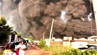 Flăcări uriaşe şi explozie devastatoare, după ce un preot a confundat apa sfinţită cu benzina, în Nigeria (Video)