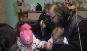 Preot în rol de Moș Crăciun pentru copiii sărmani din Iași