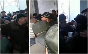 Bătrânii din Galaţi s-au pus la coadă de la 2 noaptea pentru bilete la Revelionul Pensionarilor (Video)