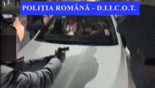 Mascaţii au atacat, cu pistoalele scoase, o maşină cu traficanţi periculoşi, într-un BMW (Video)